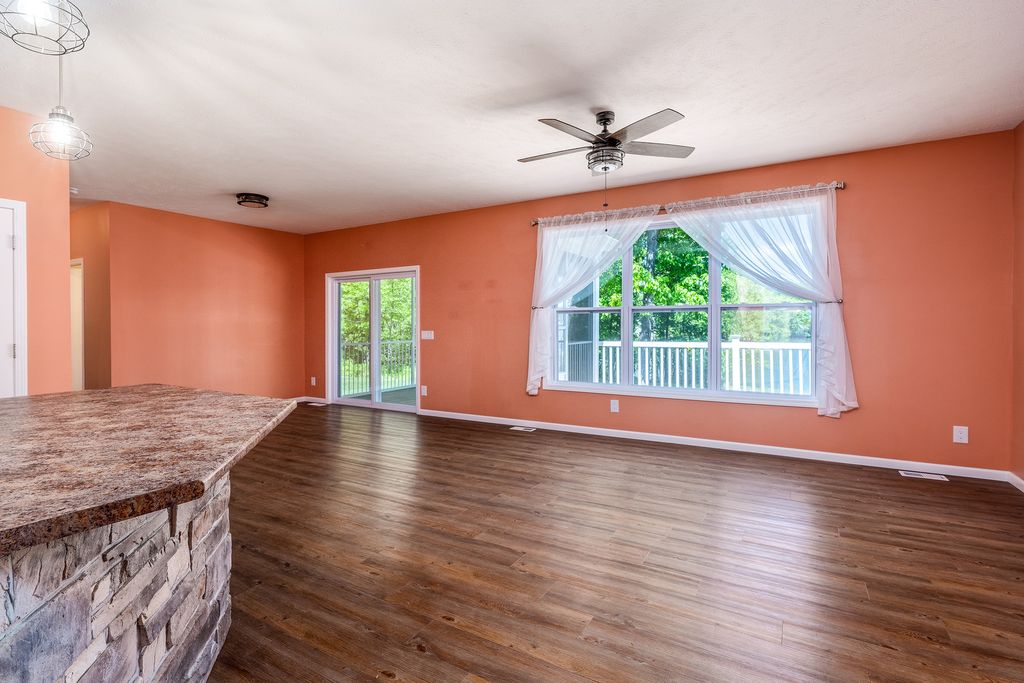 Image 4 of property listing at 18562 E Hill Street, Mt Vernon, IL 62864