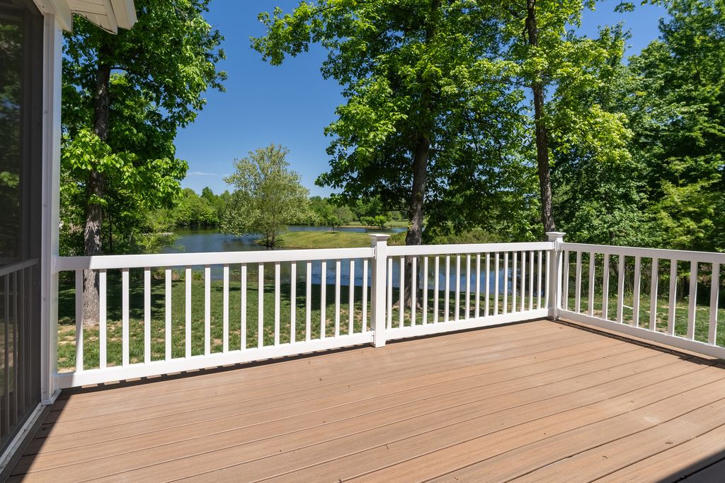 Image 31 of property listing at 18562 E Hill Street, Mt Vernon, IL 62864