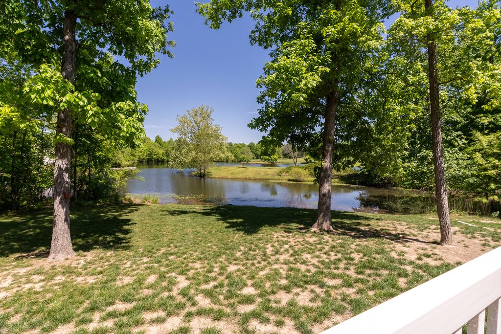 Image 32 of property listing at 18562 E Hill Street, Mt Vernon, IL 62864