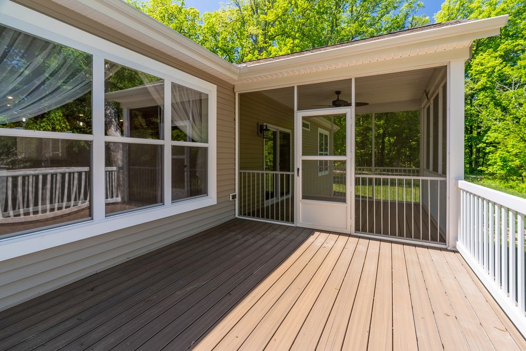 Image 33 of property listing at 18562 E Hill Street, Mt Vernon, IL 62864