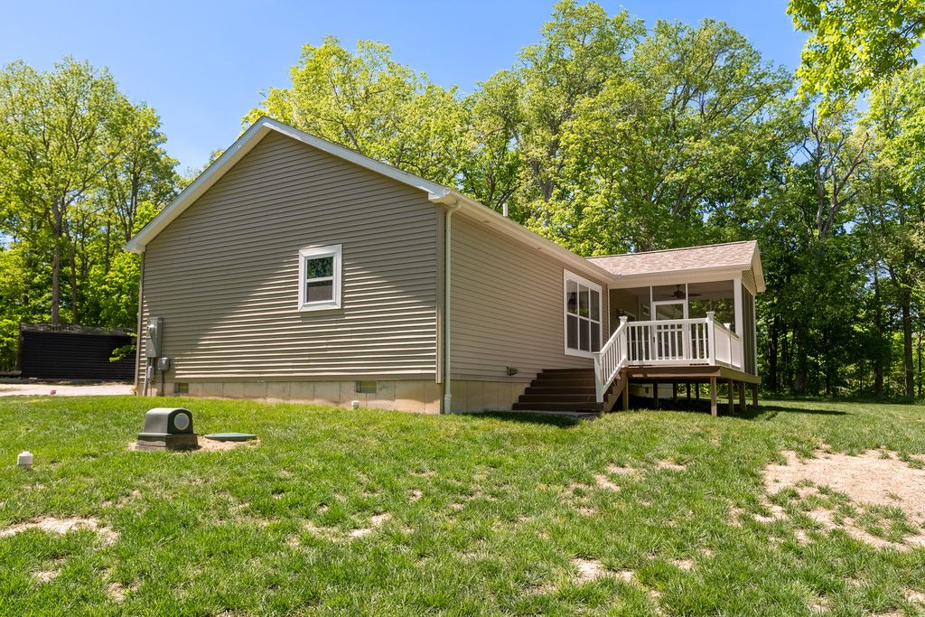 Image 34 of property listing at 18562 E Hill Street, Mt Vernon, IL 62864