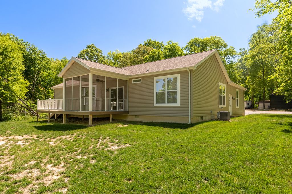 Image 36 of property listing at 18562 E Hill Street, Mt Vernon, IL 62864