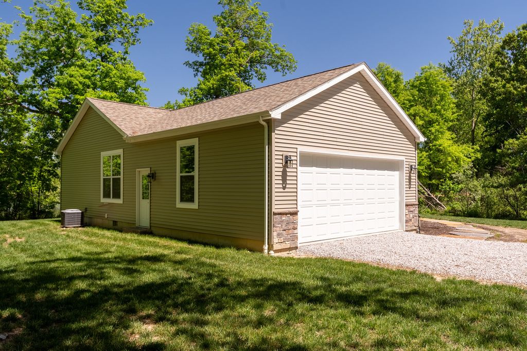 Image 37 of property listing at 18562 E Hill Street, Mt Vernon, IL 62864