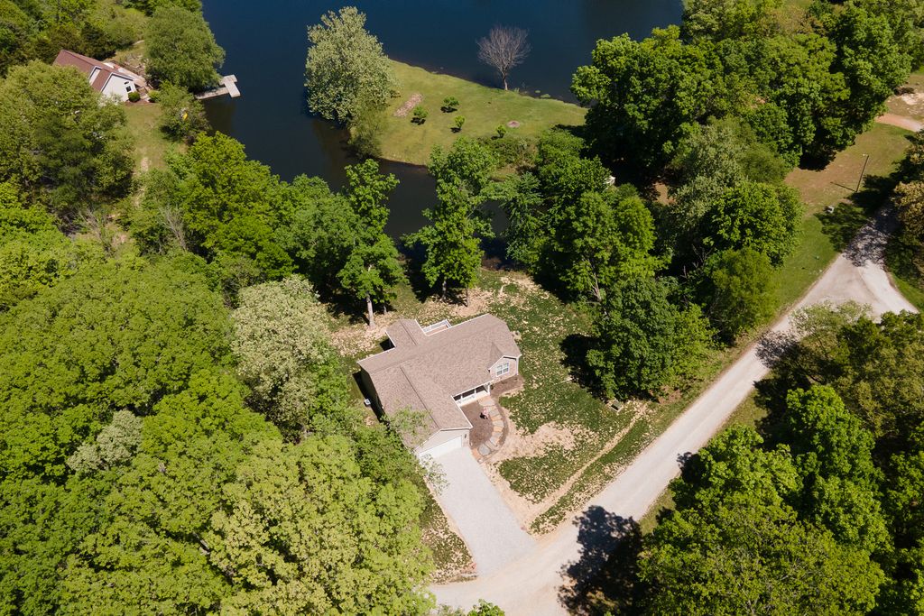 Image 38 of property listing at 18562 E Hill Street, Mt Vernon, IL 62864