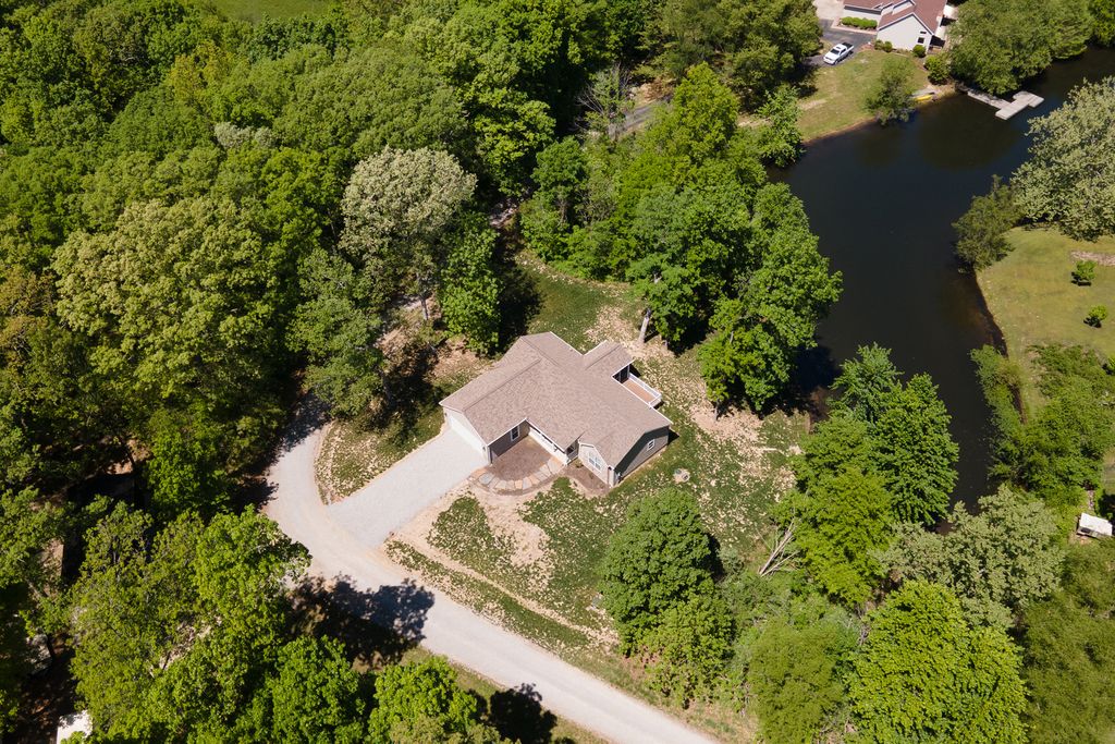 Image 39 of property listing at 18562 E Hill Street, Mt Vernon, IL 62864