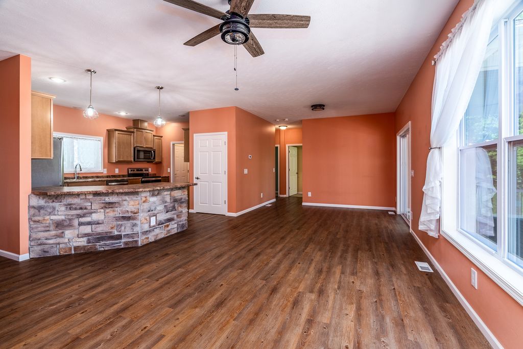 Image 5 of property listing at 18562 E Hill Street, Mt Vernon, IL 62864