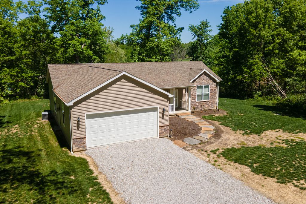 Image 42 of property listing at 18562 E Hill Street, Mt Vernon, IL 62864