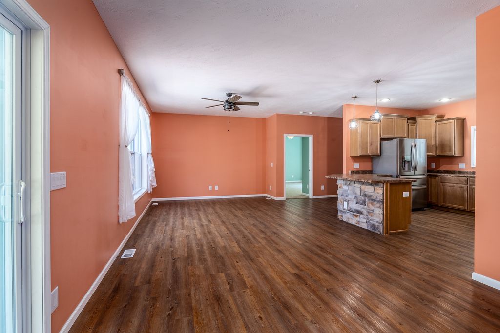 Image 6 of property listing at 18562 E Hill Street, Mt Vernon, IL 62864