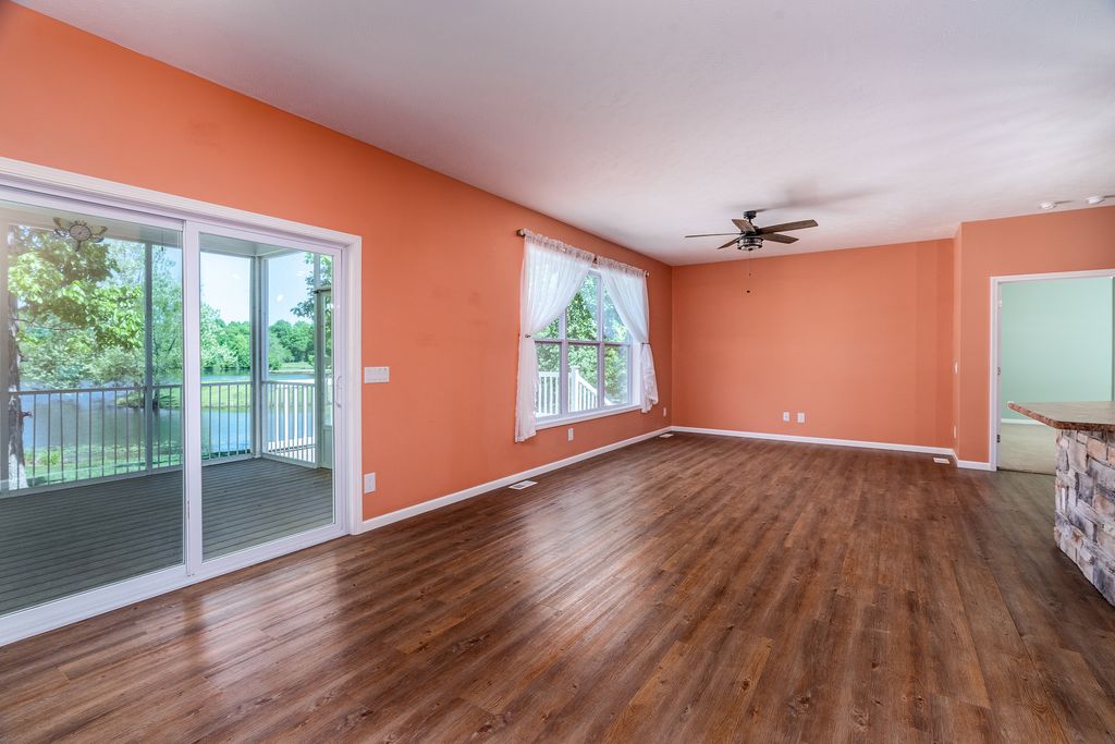 Image 7 of property listing at 18562 E Hill Street, Mt Vernon, IL 62864