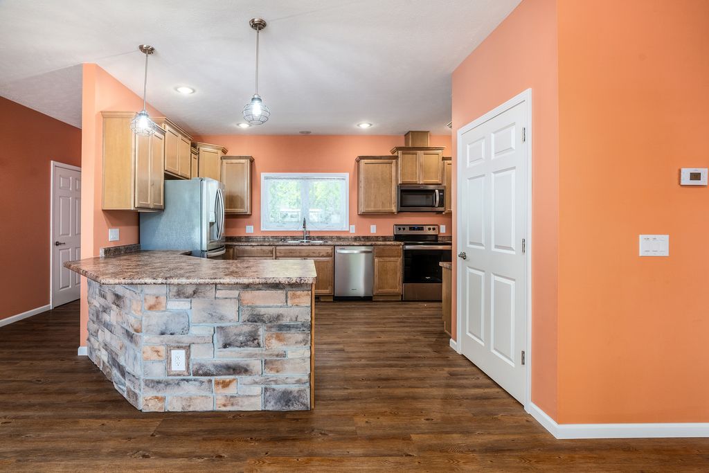 Image 8 of property listing at 18562 E Hill Street, Mt Vernon, IL 62864