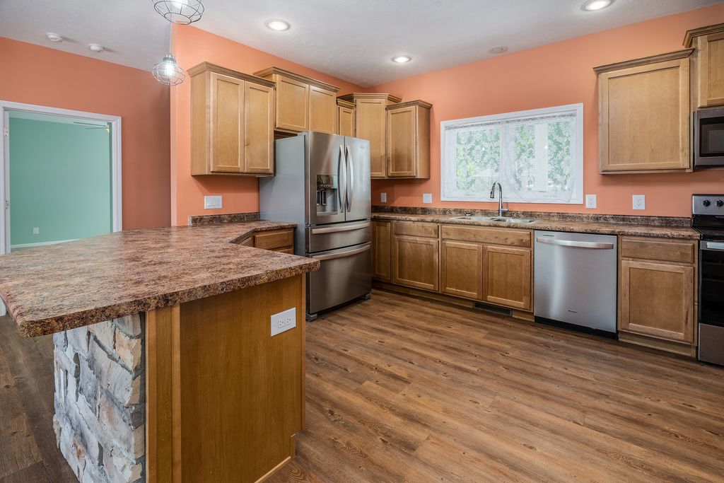 Image 9 of property listing at 18562 E Hill Street, Mt Vernon, IL 62864
