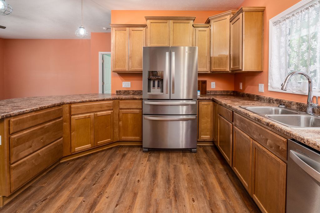 Image 10 of property listing at 18562 E Hill Street, Mt Vernon, IL 62864