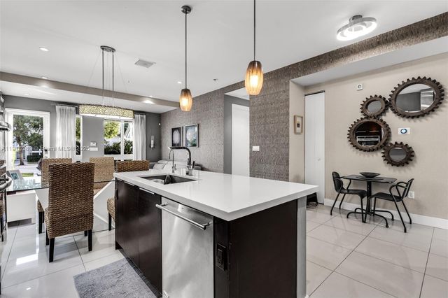 10305 NW 63rd Ter 105, Doral, FL 33178