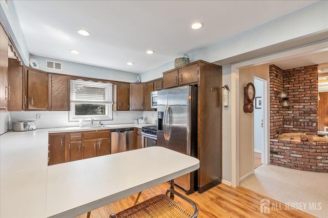 41 Stirling Court, Metuchen, NJ 08840