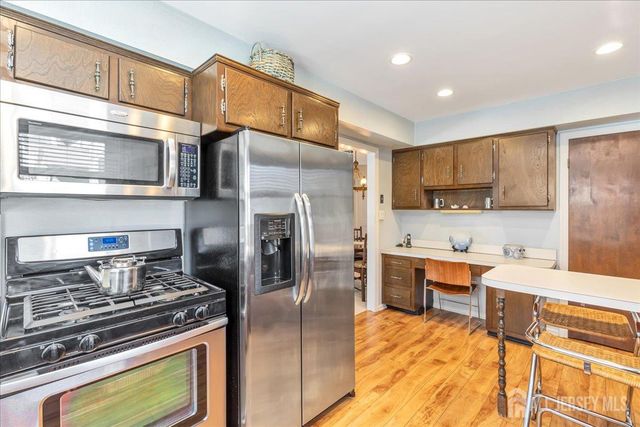 41 Stirling Court, Metuchen, NJ 08840