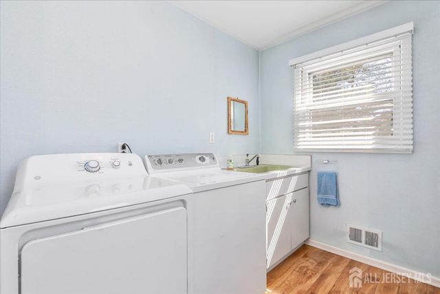 41 Stirling Court, Metuchen, NJ 08840