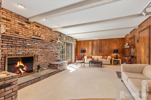 41 Stirling Court, Metuchen, NJ 08840