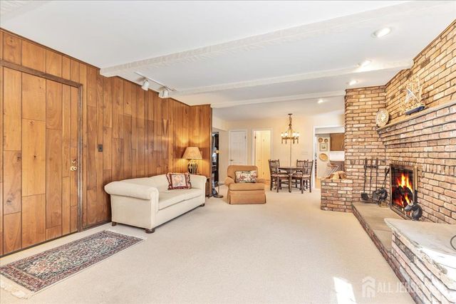 41 Stirling Court, Metuchen, NJ 08840