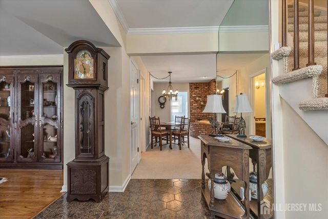 41 Stirling Court, Metuchen, NJ 08840