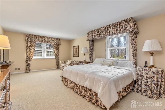 41 Stirling Court, Metuchen, NJ 08840