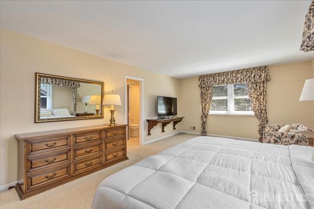 41 Stirling Court, Metuchen, NJ 08840