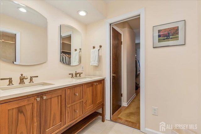 41 Stirling Court, Metuchen, NJ 08840