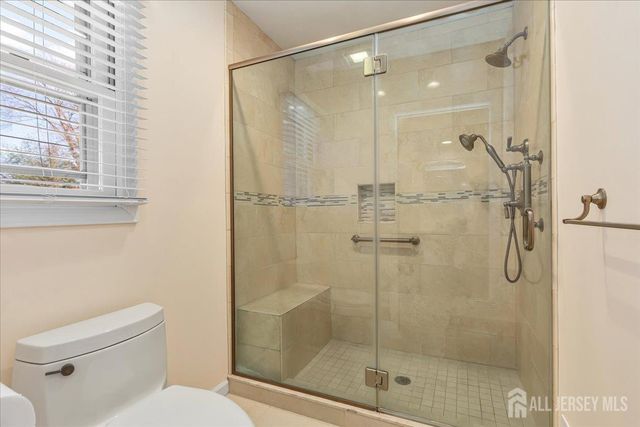 41 Stirling Court, Metuchen, NJ 08840