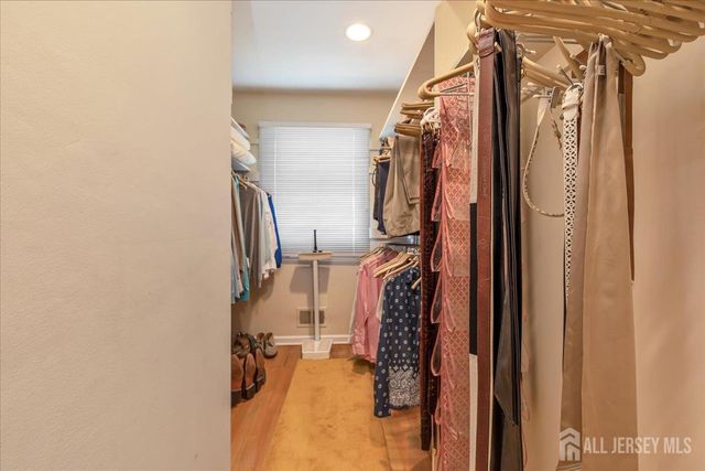 41 Stirling Court, Metuchen, NJ 08840