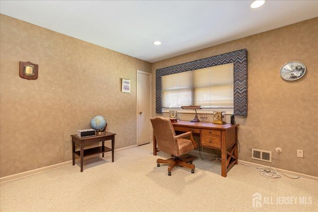 41 Stirling Court, Metuchen, NJ 08840