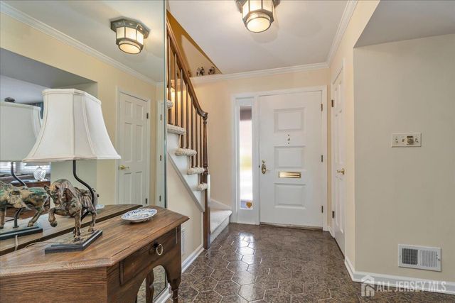 41 Stirling Court, Metuchen, NJ 08840