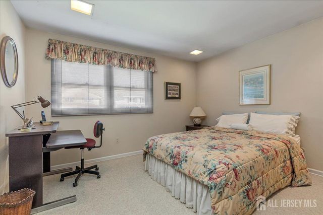 41 Stirling Court, Metuchen, NJ 08840