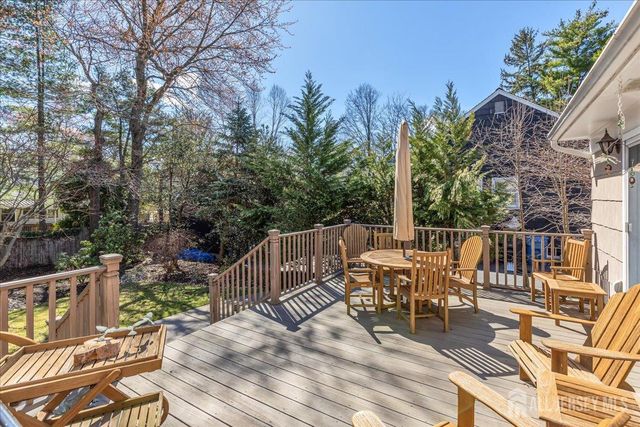 41 Stirling Court, Metuchen, NJ 08840