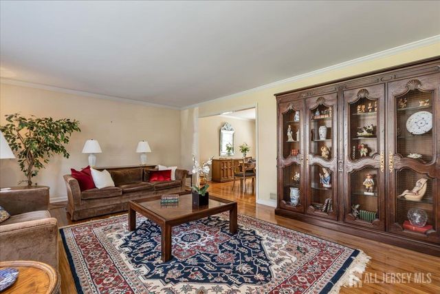 41 Stirling Court, Metuchen, NJ 08840