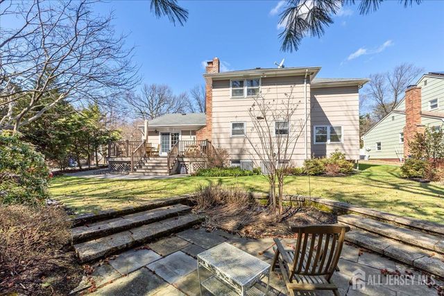 41 Stirling Court, Metuchen, NJ 08840