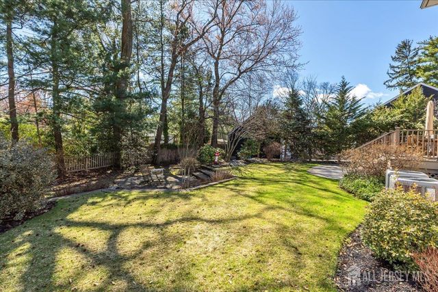 41 Stirling Court, Metuchen, NJ 08840