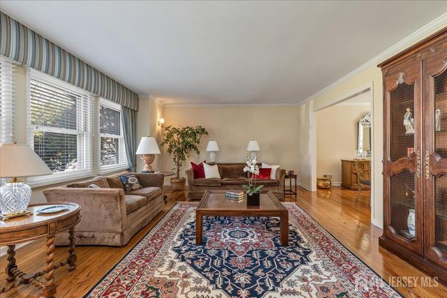 41 Stirling Court, Metuchen, NJ 08840