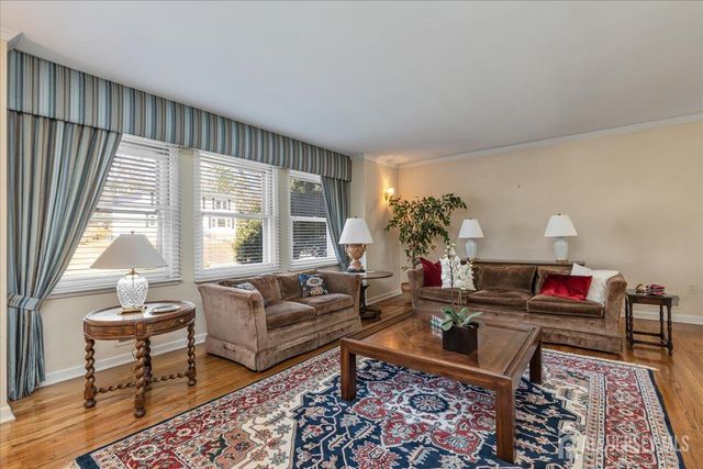 41 Stirling Court, Metuchen, NJ 08840