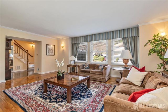 41 Stirling Court, Metuchen, NJ 08840