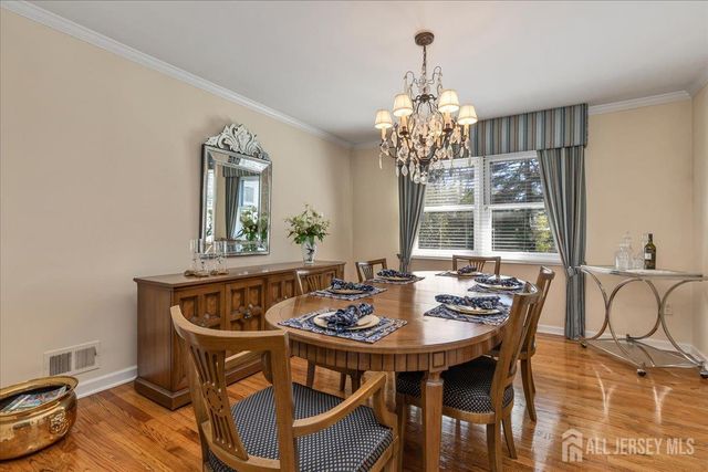 41 Stirling Court, Metuchen, NJ 08840