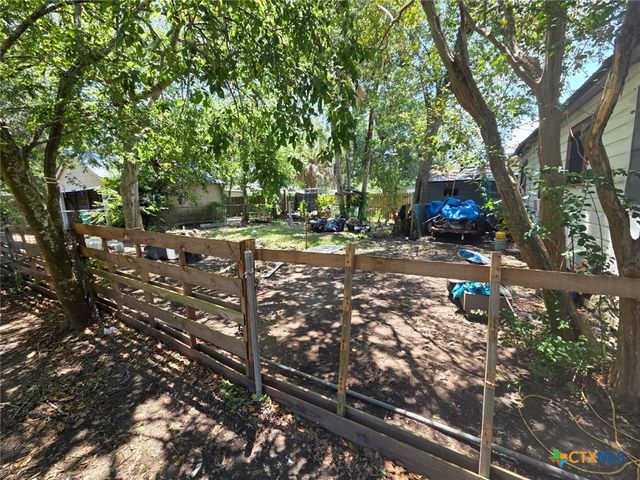 209 E Church Street, Edna, TX 77957