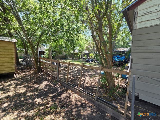 209 E Church Street, Edna, TX 77957