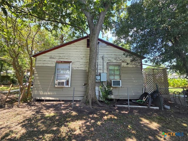 209 E Church Street, Edna, TX 77957