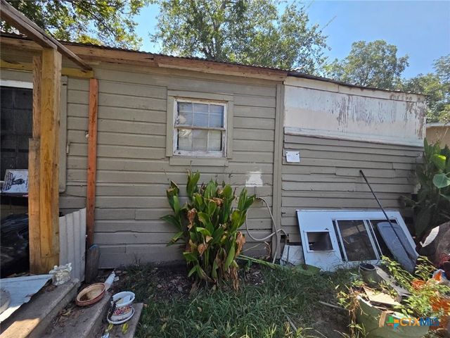 209 E Church Street, Edna, TX 77957