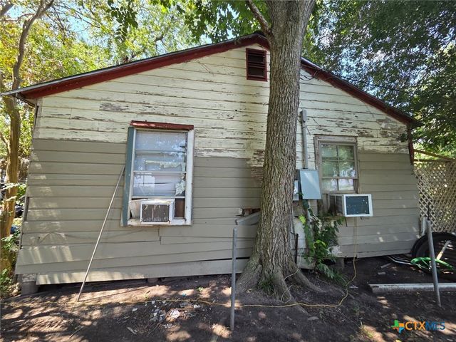 209 E Church Street, Edna, TX 77957