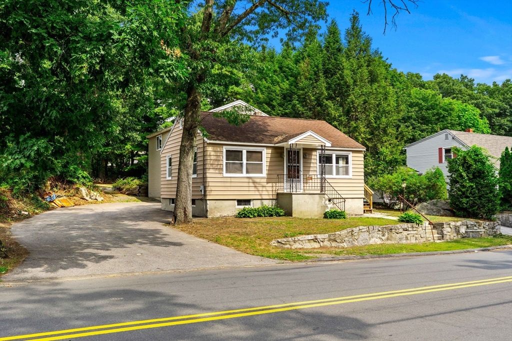 118 E Meadow Rd, Lowell, MA 01854