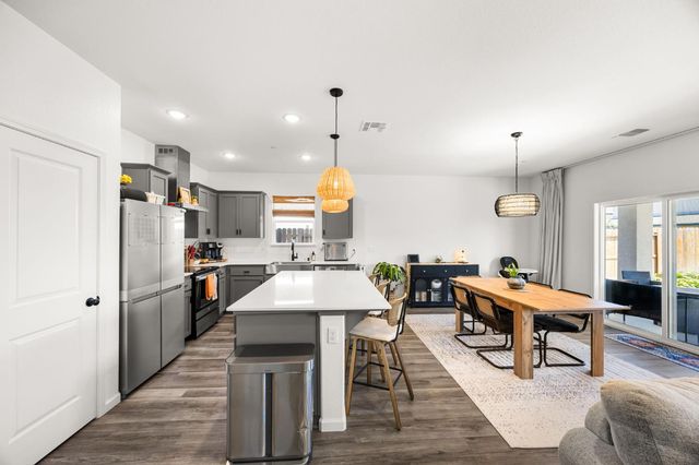 518 Bedfordshire Dr, Patterson, CA 95363