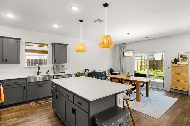 518 Bedfordshire Dr, Patterson, CA 95363