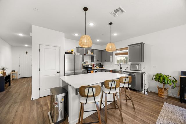 518 Bedfordshire Dr, Patterson, CA 95363