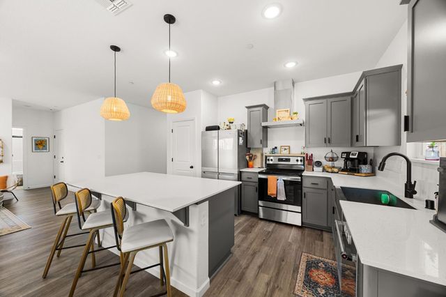 518 Bedfordshire Dr, Patterson, CA 95363