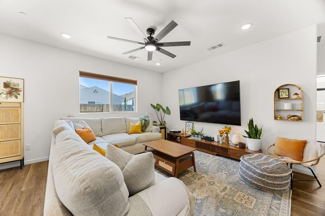 518 Bedfordshire Dr, Patterson, CA 95363